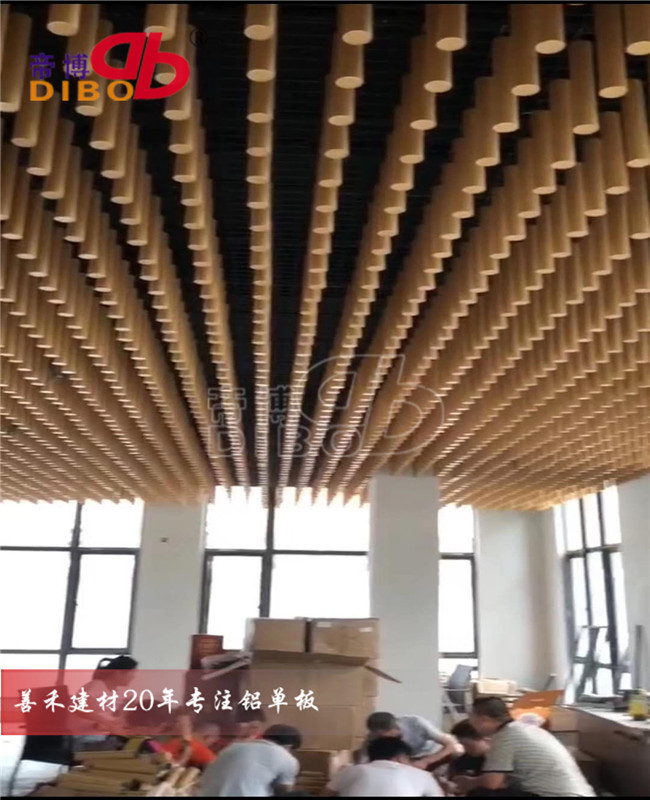 木纹铝方通弧形吊顶 铝板焊接弧形铝方通