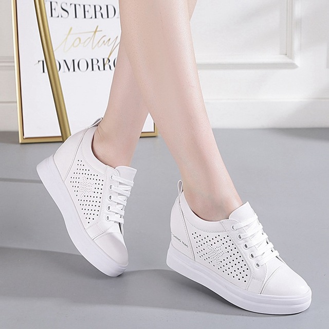 Giày nữ tăng 2019 Giày trắng nữ phiên bản Hàn Quốc của giày du lịch mỏng 7cm cho sinh viên khử mùi thoáng khí nêm với giày đơn Giày cao
