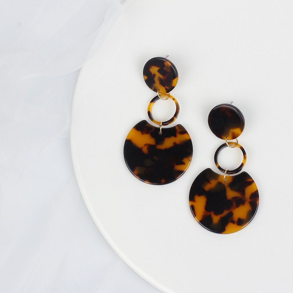 Boucles oreilles pendantes en actate gomtrique en cercle acrylique ambre imprim lopard corenpicture11