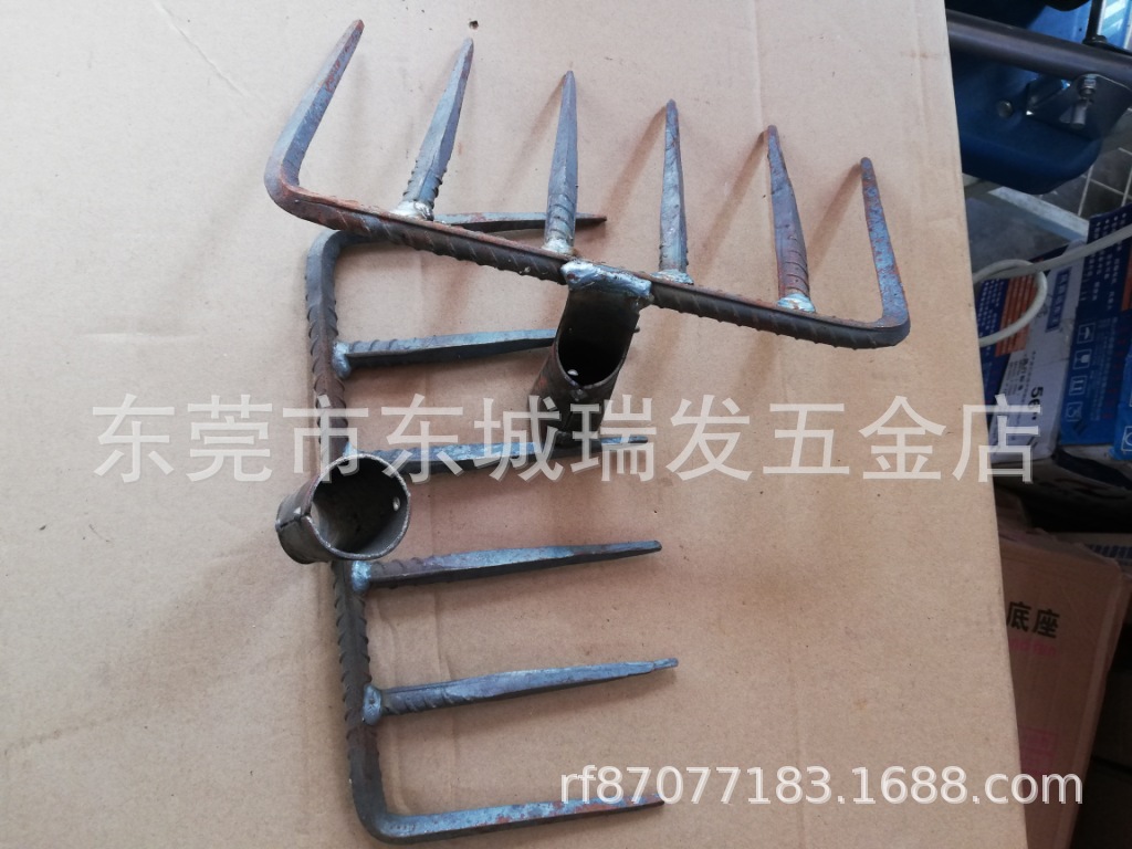 手工锻打农用小耙子6齿耙开垦翻地铁耙钉松土耙尖齿耙子猪八戒耙-阿里巴巴