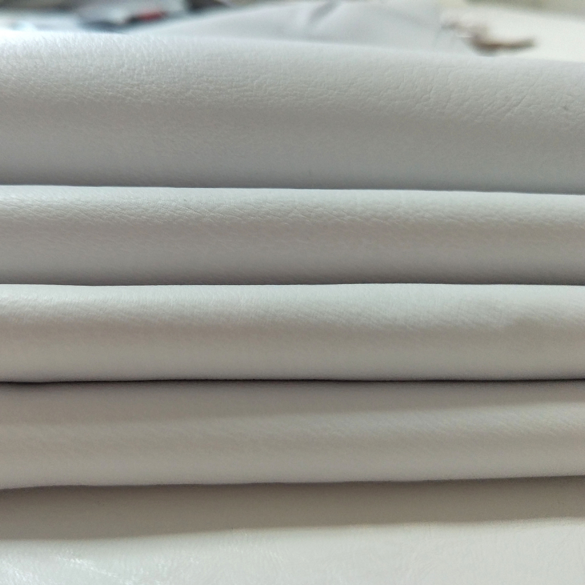 头层粒面小摔纹纳帕牛皮批发、纯白色摔纹牛皮真皮现货软牛皮厂家