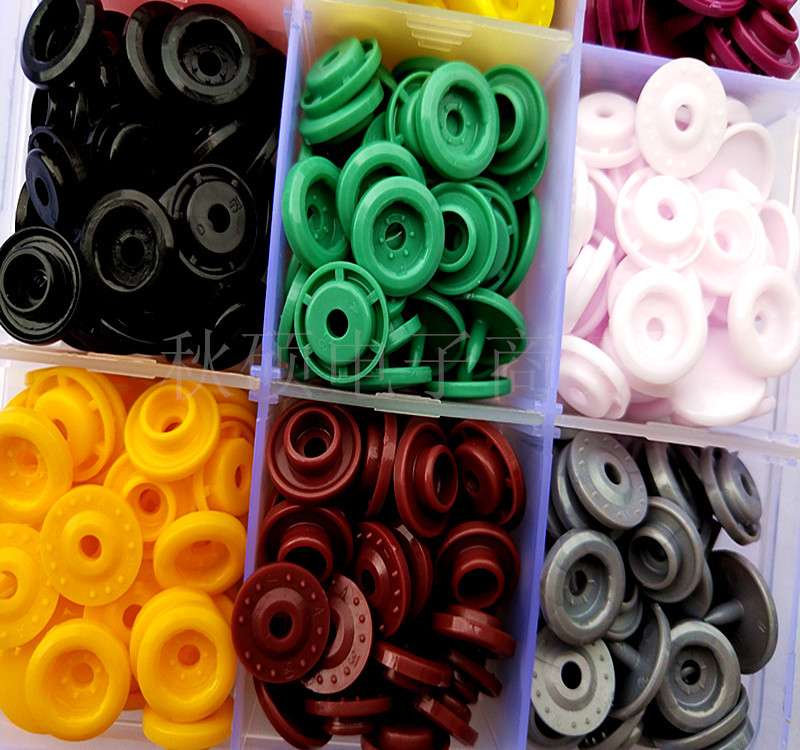 Fábrica transfronteriza resina Hualian hebilla de cuatro articulaciones T5 herramienta en caja de plástico hebilla de cuatro articulaciones botón caja de traje botón