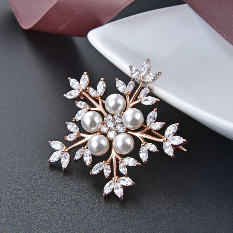 S925 plata esterlina copo de nieve perla broche mujer de gama alta elegante traje chaqueta suéter pin ramillete decorativo accesorios