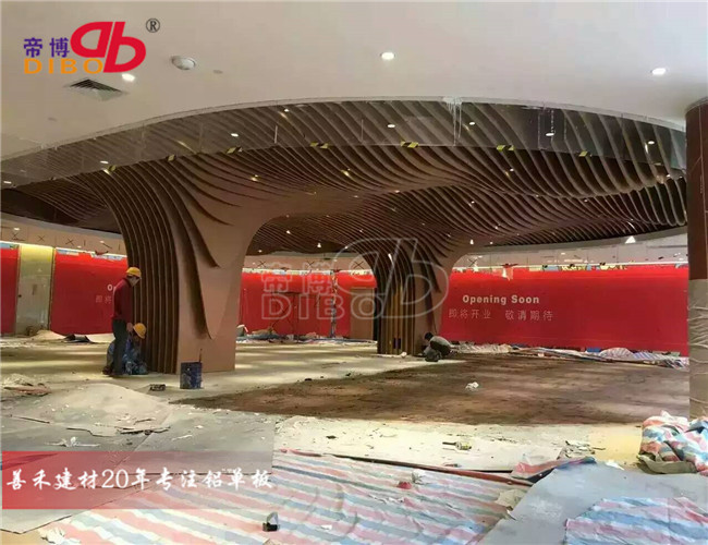 木纹铝方通弧形吊顶 铝板焊接弧形铝方通