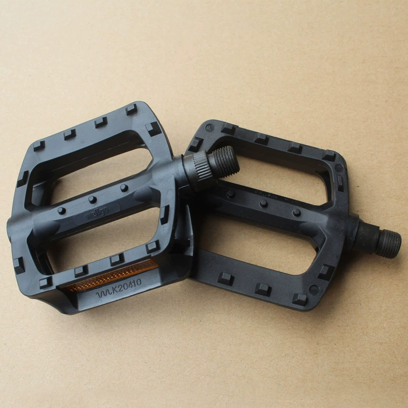 Горный велосипед на педалях