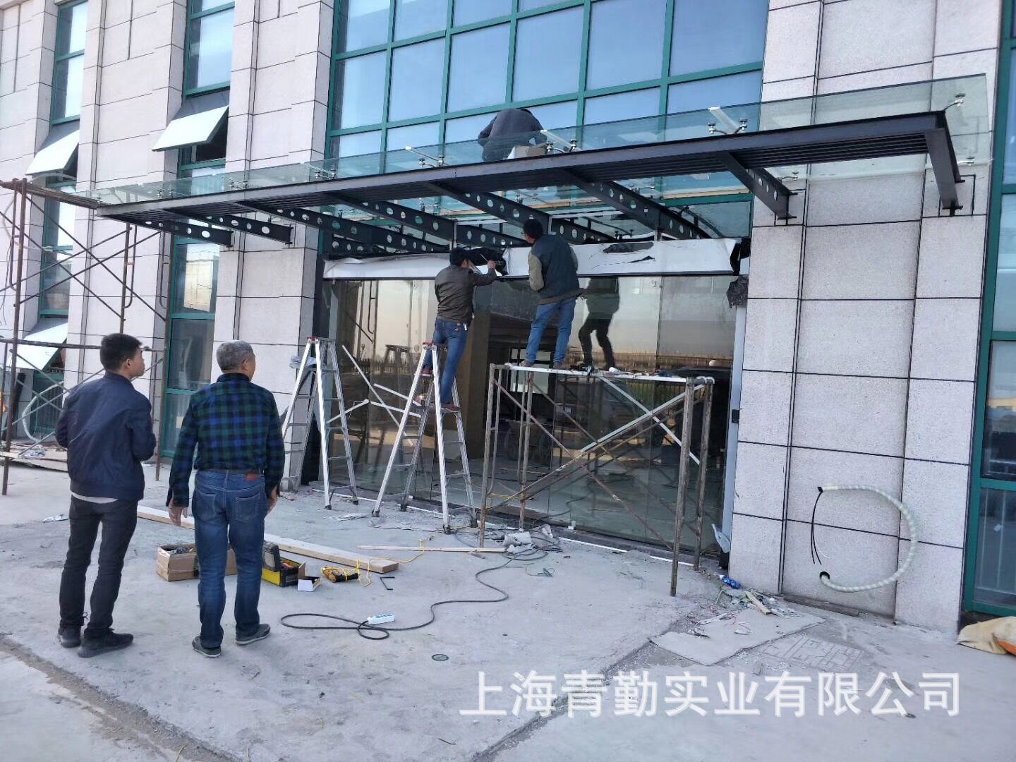 钢结构雨棚 地库出路口 门头玻璃雨棚地铁口-阿里巴巴