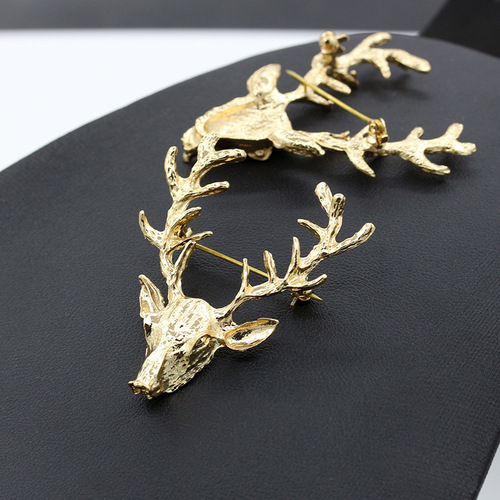 European and American autumn and winter new elk brooches, golden antlers pin accessories, deer Christmas gifts, clothing scarf buckles