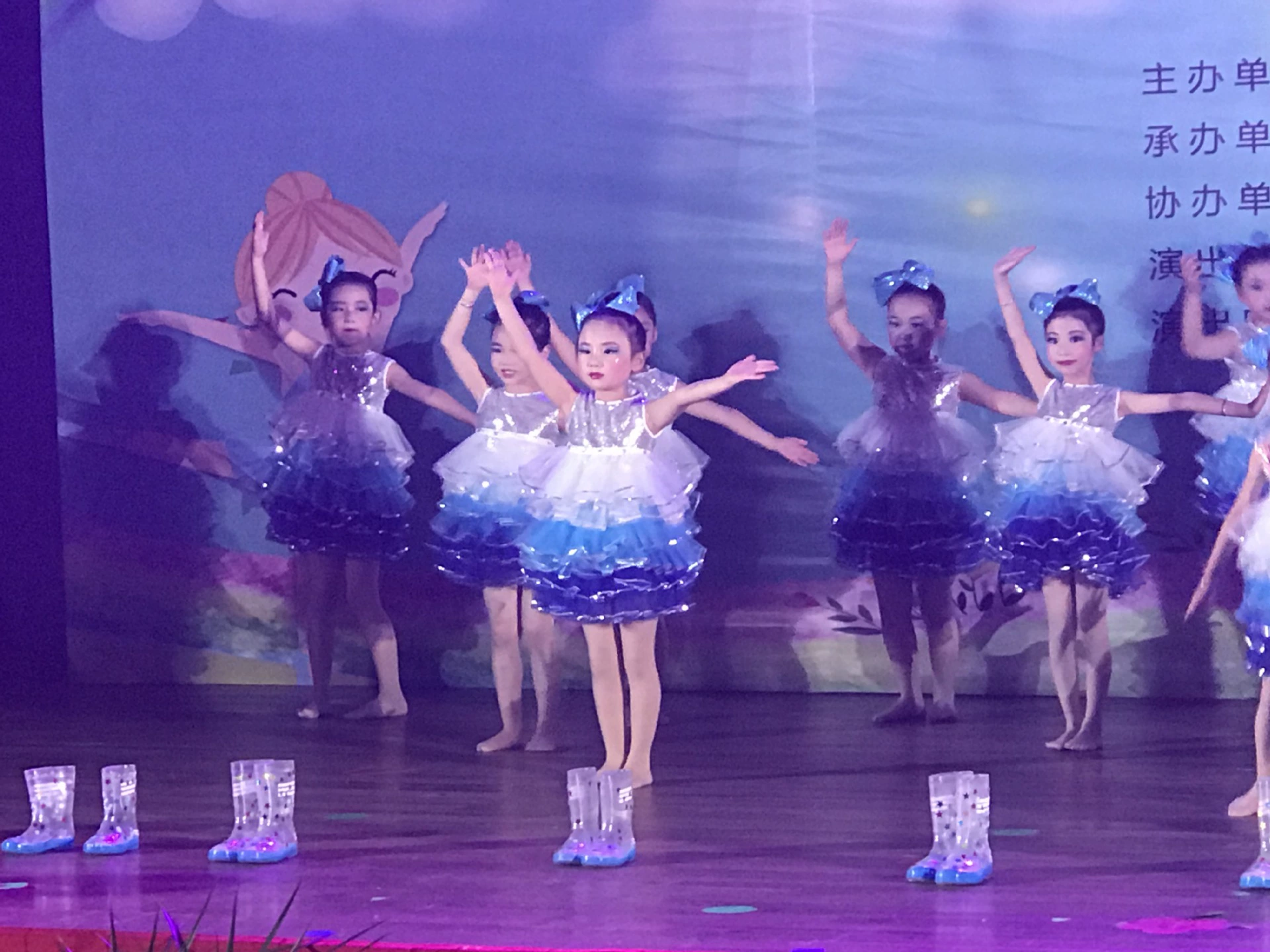 Детский костюм Детский современный танцевальный костюм с пайетками Костюм для детского сада Платье принцессы для девочек Платье-пончо