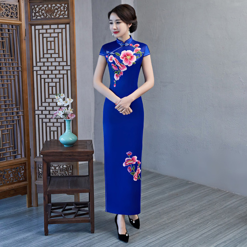 Shows the Red Green Royal blue flowers Chinese dress costumes vogue of new fund of  middle-aged and old party etiquette cheongsam stage long