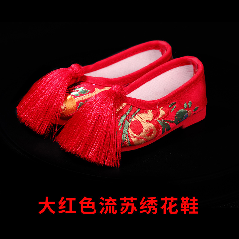 大红色流苏绣花鞋