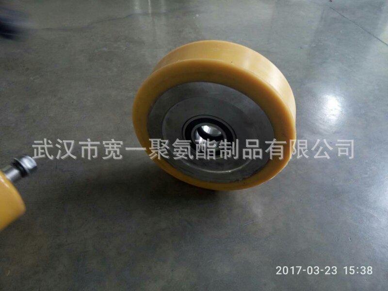 供应湖北荆门设备用滚轮聚氨酯橡胶包胶加工，包胶轮，包胶辊