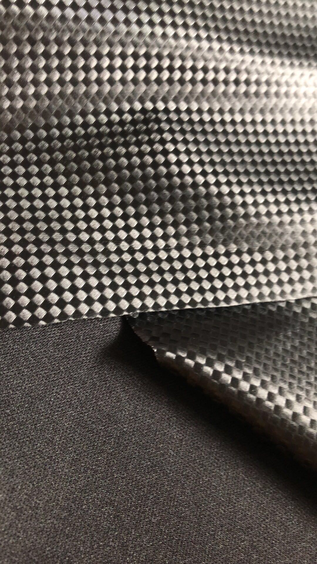 干式PU正草席纹黑色碳纤维PU皮革面料电子包装产品包边材料人造革