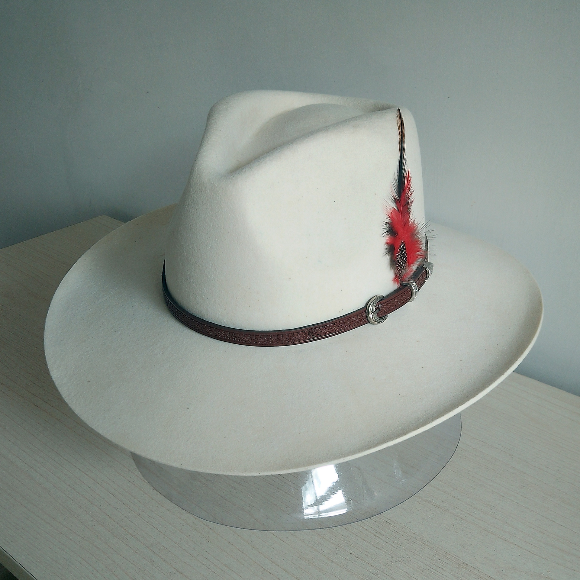 在木头的皮革澳大利亚牛仔帽 库存照片. 图片 包括有 纹理, 佩带, 日志, 表面, 牛仔, 板条, 褐色 - 44013744