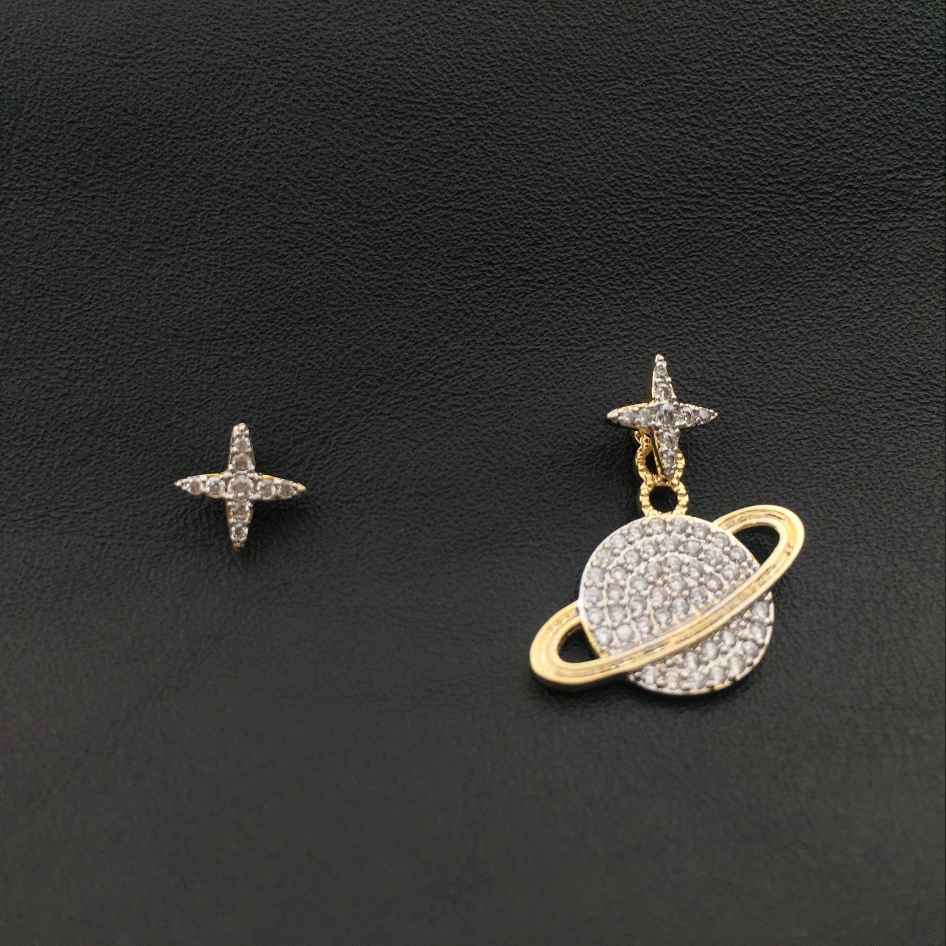 Asymmetrische Kleine Planeten Ohrringe Mikro Eingelegter Zirkon Gold Mars Kreatives Design S925 Silbern Adel Stern Ohrringe display picture 5