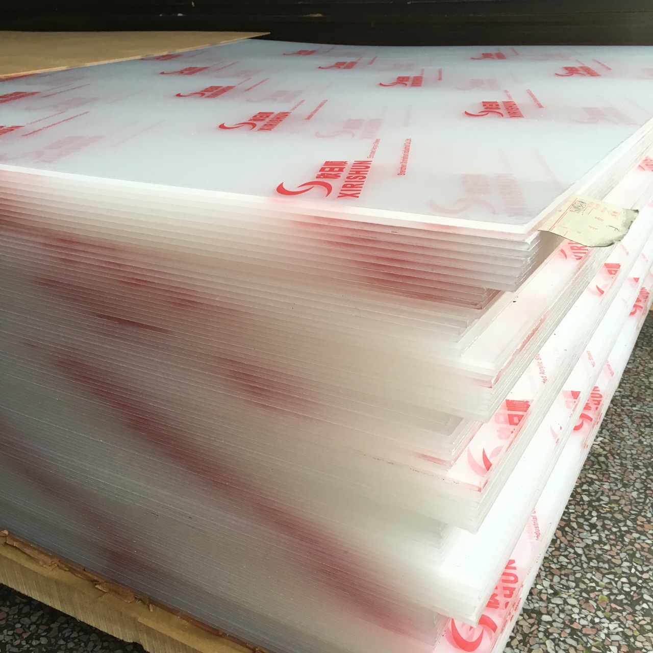 供应1mm*1220*2440mm透明挤出亚克力板