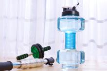 健身房2.6L大容量塑料哑铃杯运动水壶健身房摇杯健身杯