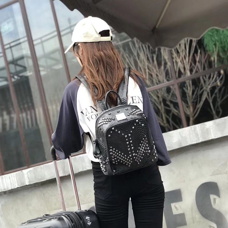 潮牌新款韩版复古鳄鱼纹百搭双肩包手工铆钉男女情侣款旅行背包潮|ru