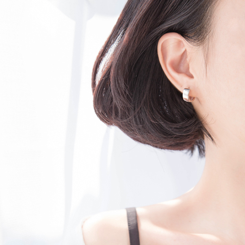 S925 pendientes redondos geométricos brillantes de plata esterlina Corea del Sur pendientes negros simples pendientes de hombres y mujeres pendientes a juego