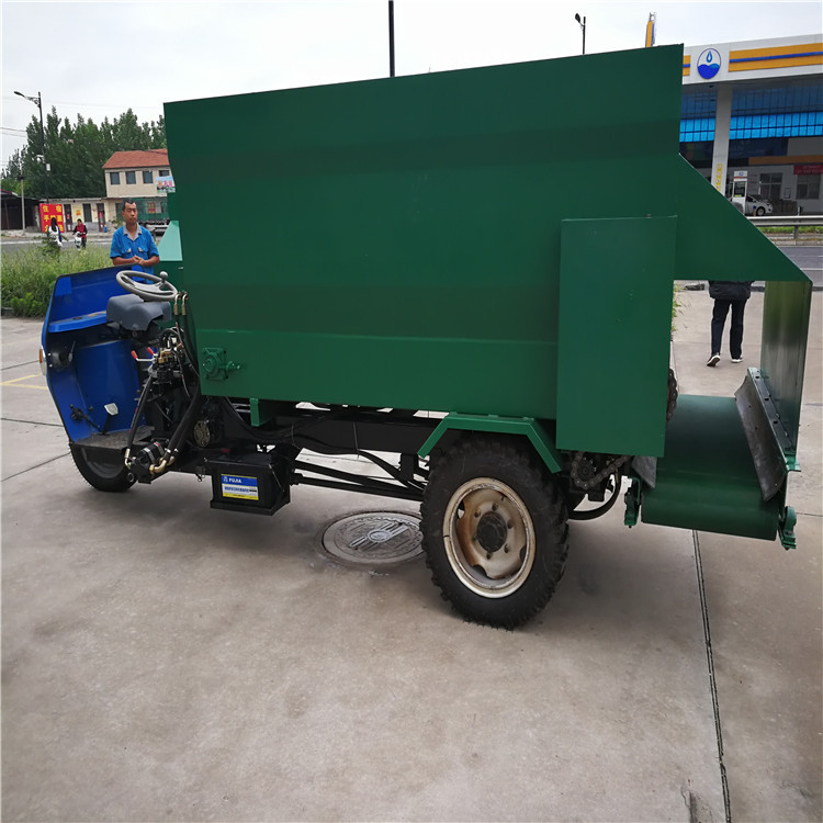 新疆牧场采购撒料车新建牛场喂料车厂家左右出料均匀撒料车