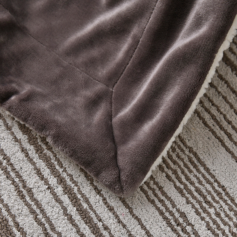 Directo de fábrica de doble capa de lana de cordero manta de franela engrosada coral polar manta de color sólido impreso LOGO al por mayor