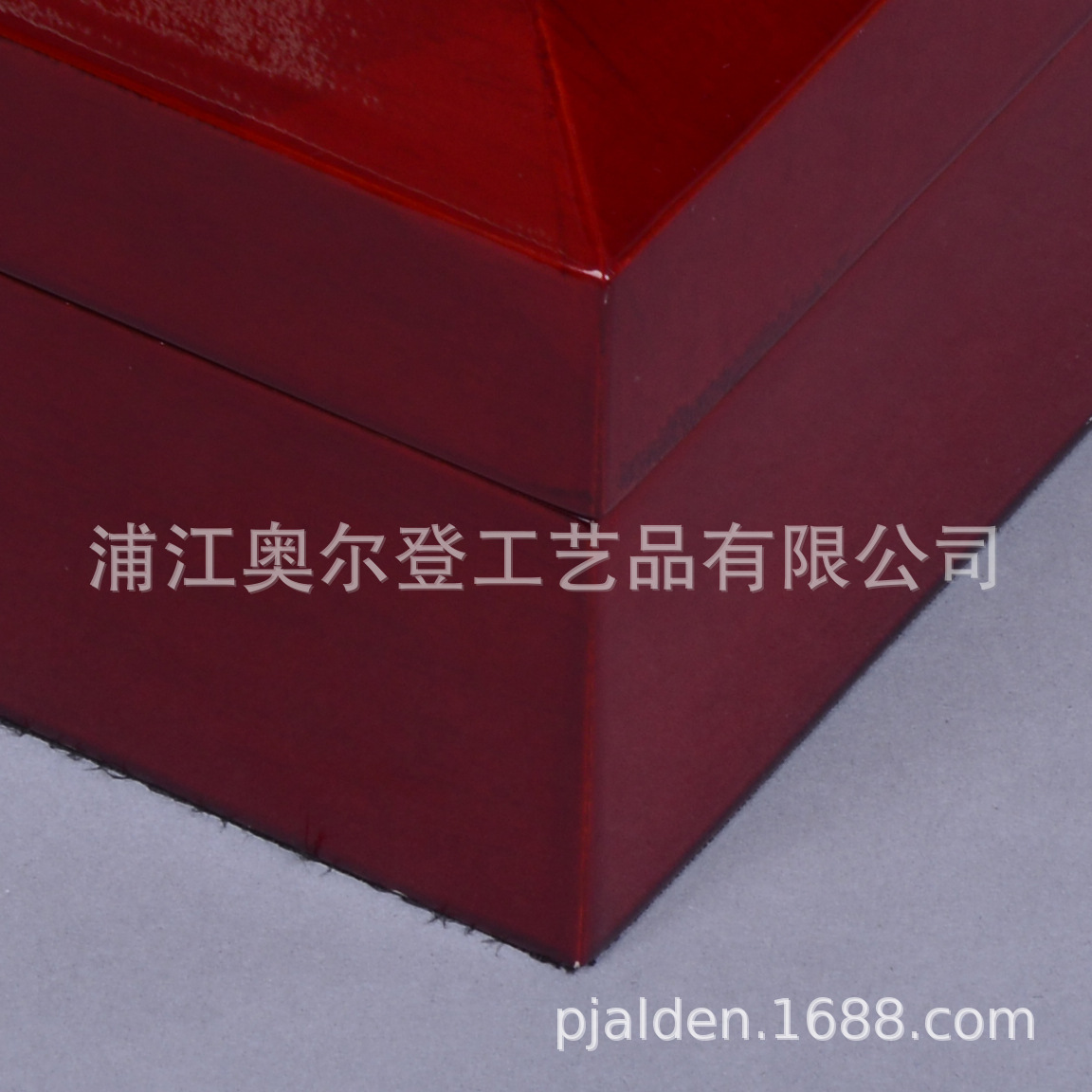 Factory direct sales of high-end square flip-top crystal perfume bottle, wooden box set, perfume essential oil gift, wooden packaging detail image 5