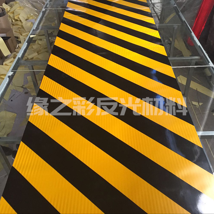 工程级铝背基反光膜隧道口收费站立交桥墩桥梁防撞黄黑斜纹警示贴