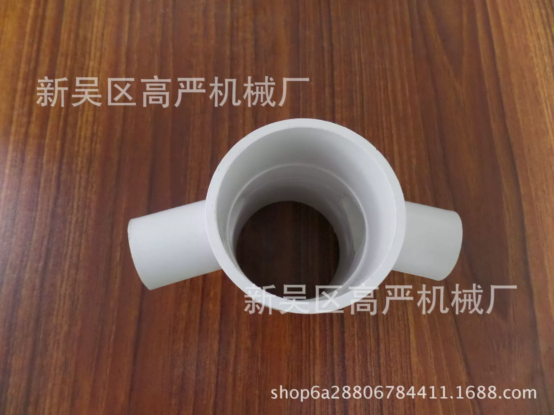 Редукционный четырехходовой фитинг из ПВХ 50-20, пластиковое соединение