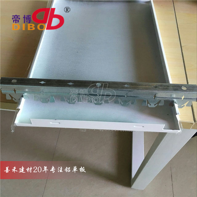 加油站防风铝条扣 办公楼铝天花铝扣板 广告牌U85条扣