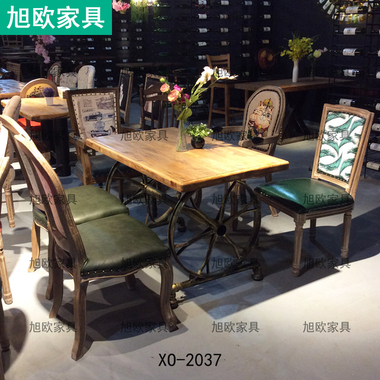 胡桃里音乐餐厅美式复古工业风车轮实木餐桌 方圆背扶手实木餐椅