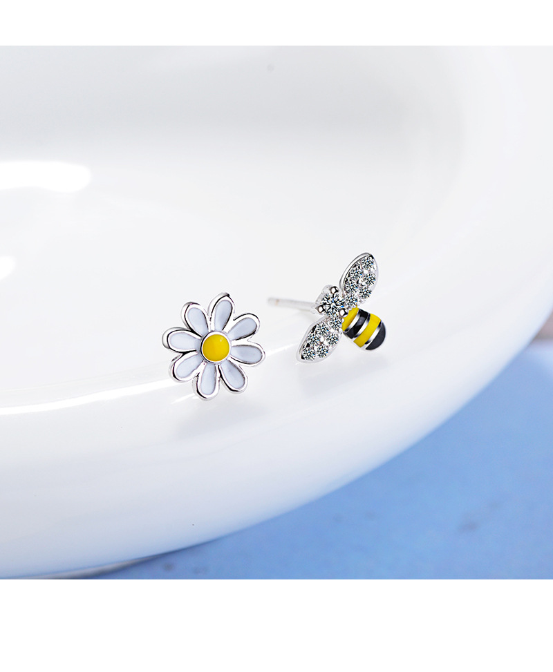 1 Pair Lady Bee Copper Inlay Zircon Ear Studs display picture 4