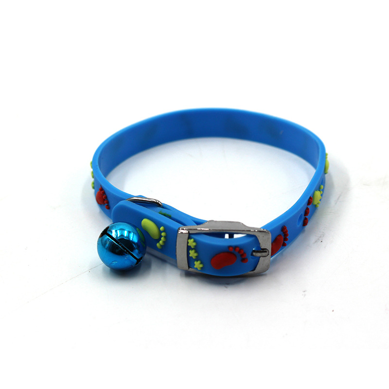 Nuevo collar de mascotas collar de gatos collar de silicona con campana collar de huellas de pies collar de perros pequeños artículos para perros y gatos