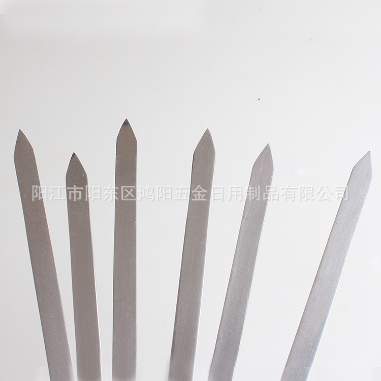 Directo de fábrica de acero inoxidable palo plano barbacoa pinchos aguja de acero pinchos de barbacoa mango de madera aguja plana palo barbacoa Cordero pinchos