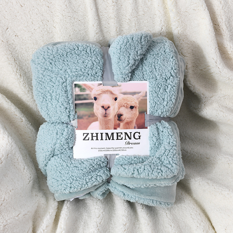 Directo de fábrica de doble capa de lana de cordero manta de franela engrosada coral polar manta de color sólido impreso LOGO al por mayor