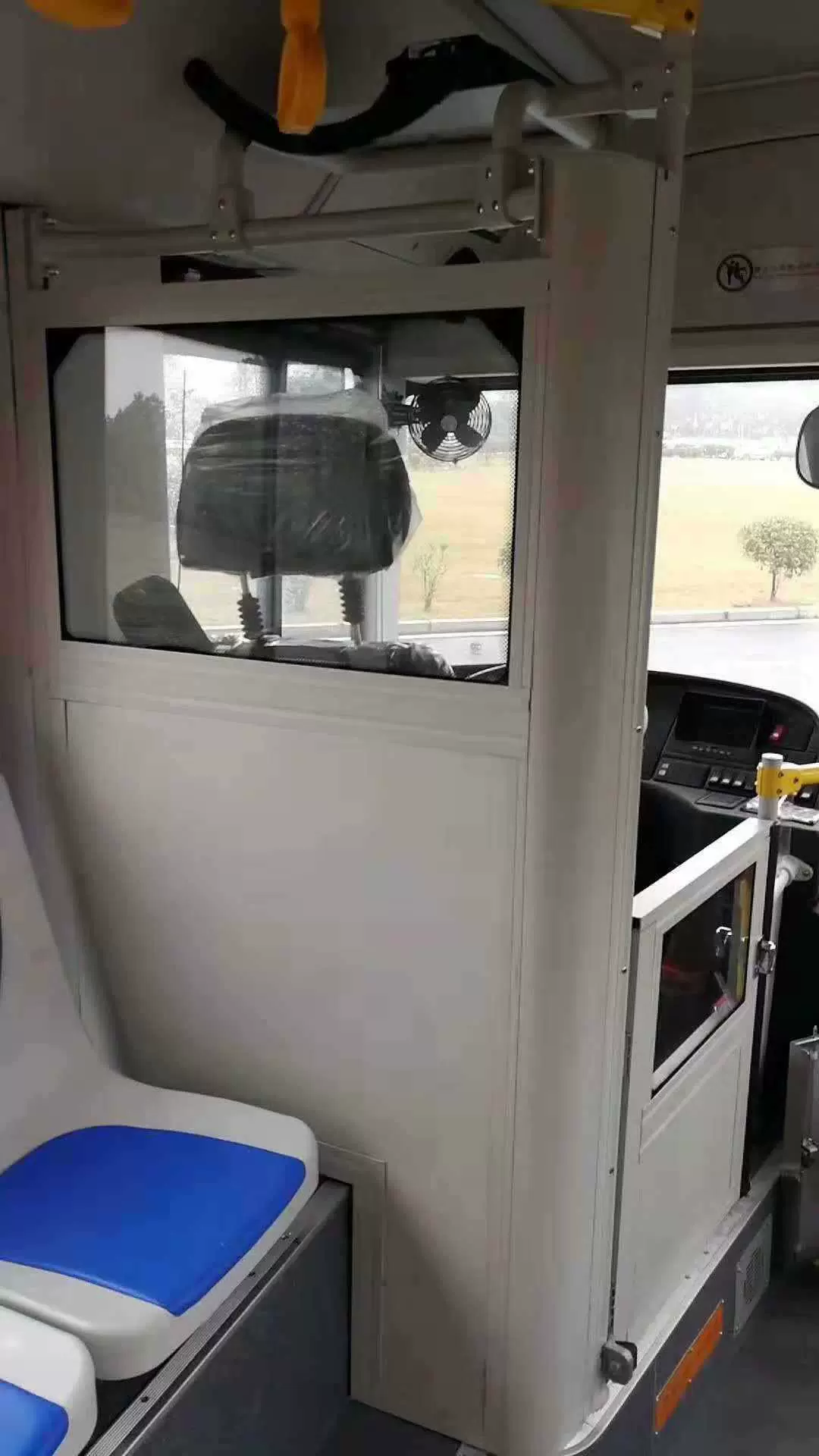 公交车司机围栏和司机包围