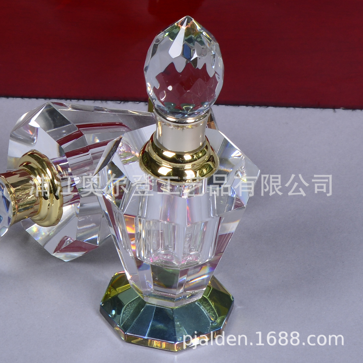 Factory direct sales of high-end square flip-top crystal perfume bottle, wooden box set, perfume essential oil gift, wooden packaging detail image 4