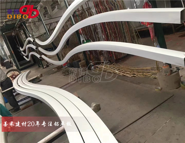 木纹铝方通弧形吊顶 铝板焊接弧形铝方通