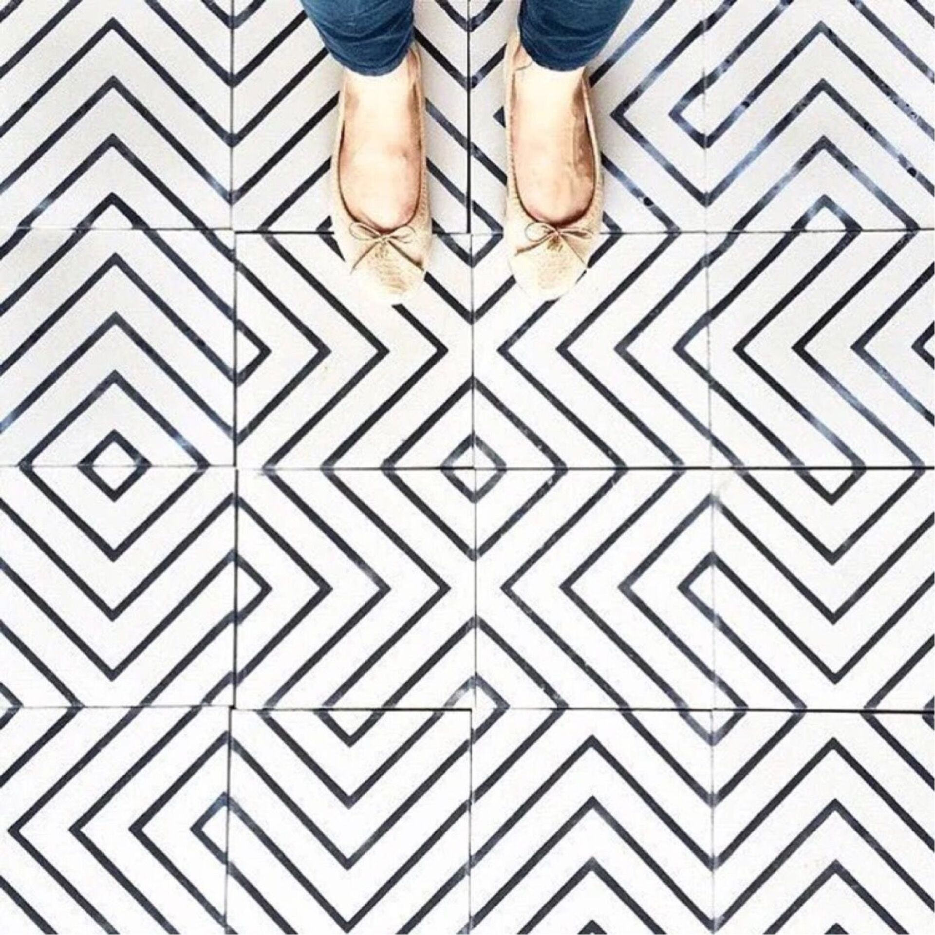 北欧黑白花砖300简约几何迷宫线条防滑墙砖厨房地砖厂家直销