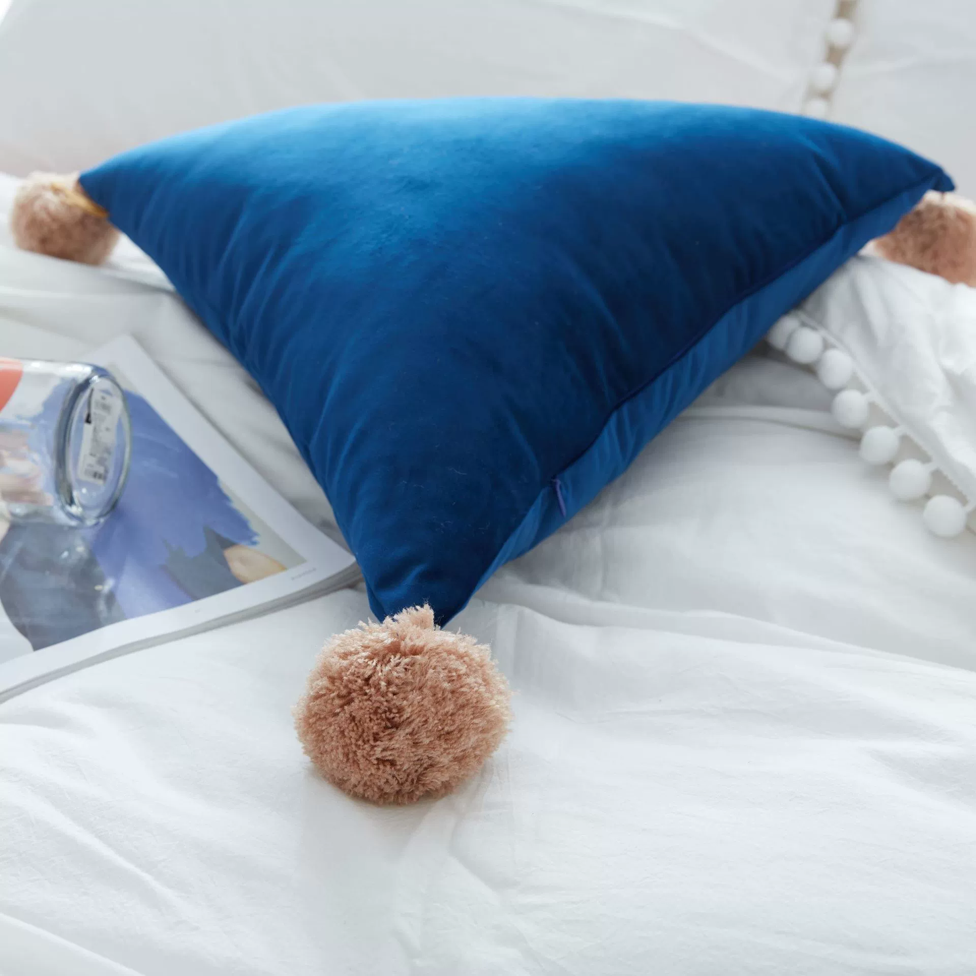 Ins explosion pillow pillow creative wool ball triangular pillow -containing sofa office solid color cushion