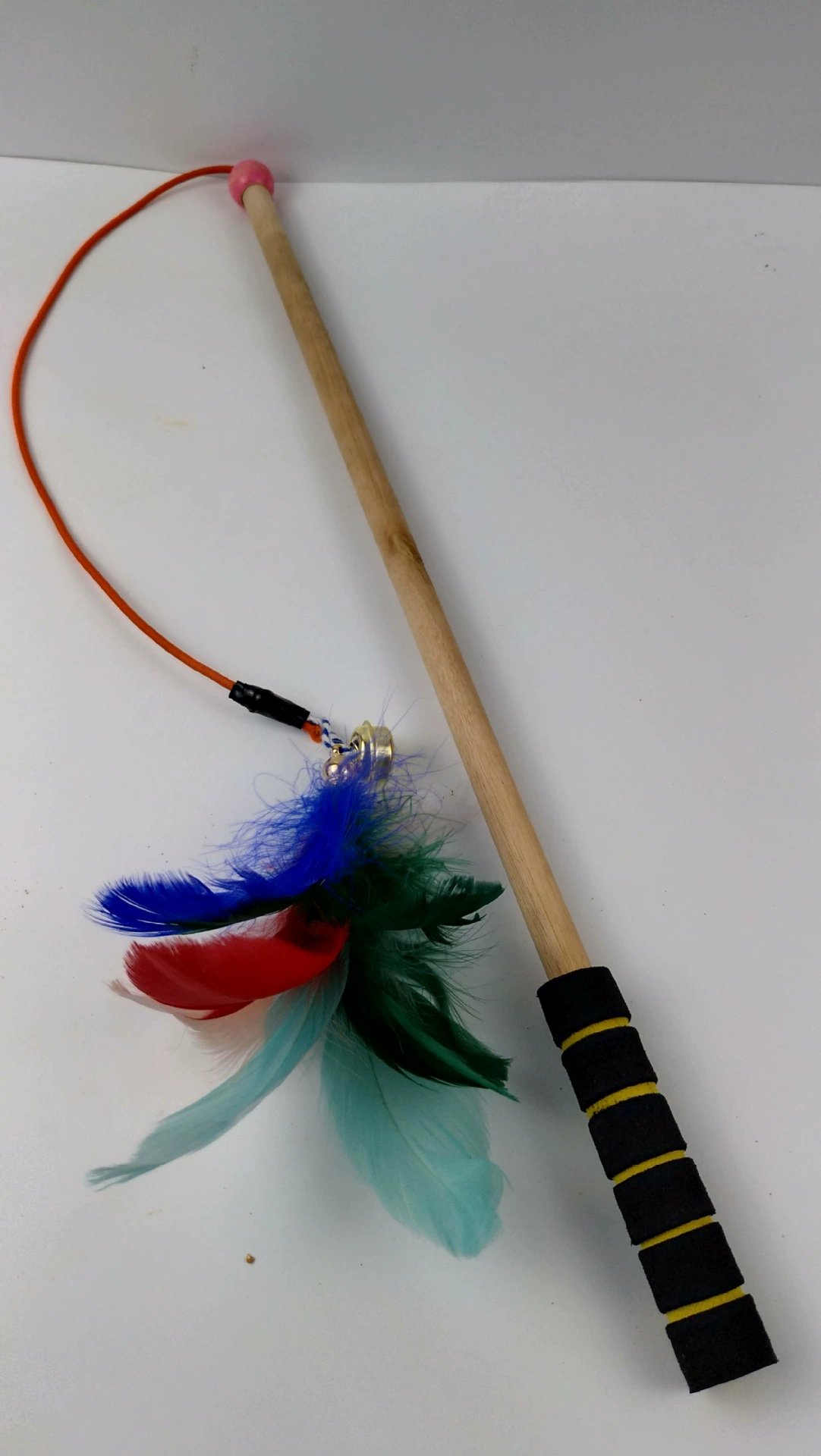 Фабрика прямой Pet кошка Высокое качество губки ручка красочные перо колокол забавная кошка палка забавная кошка игрушка оптом