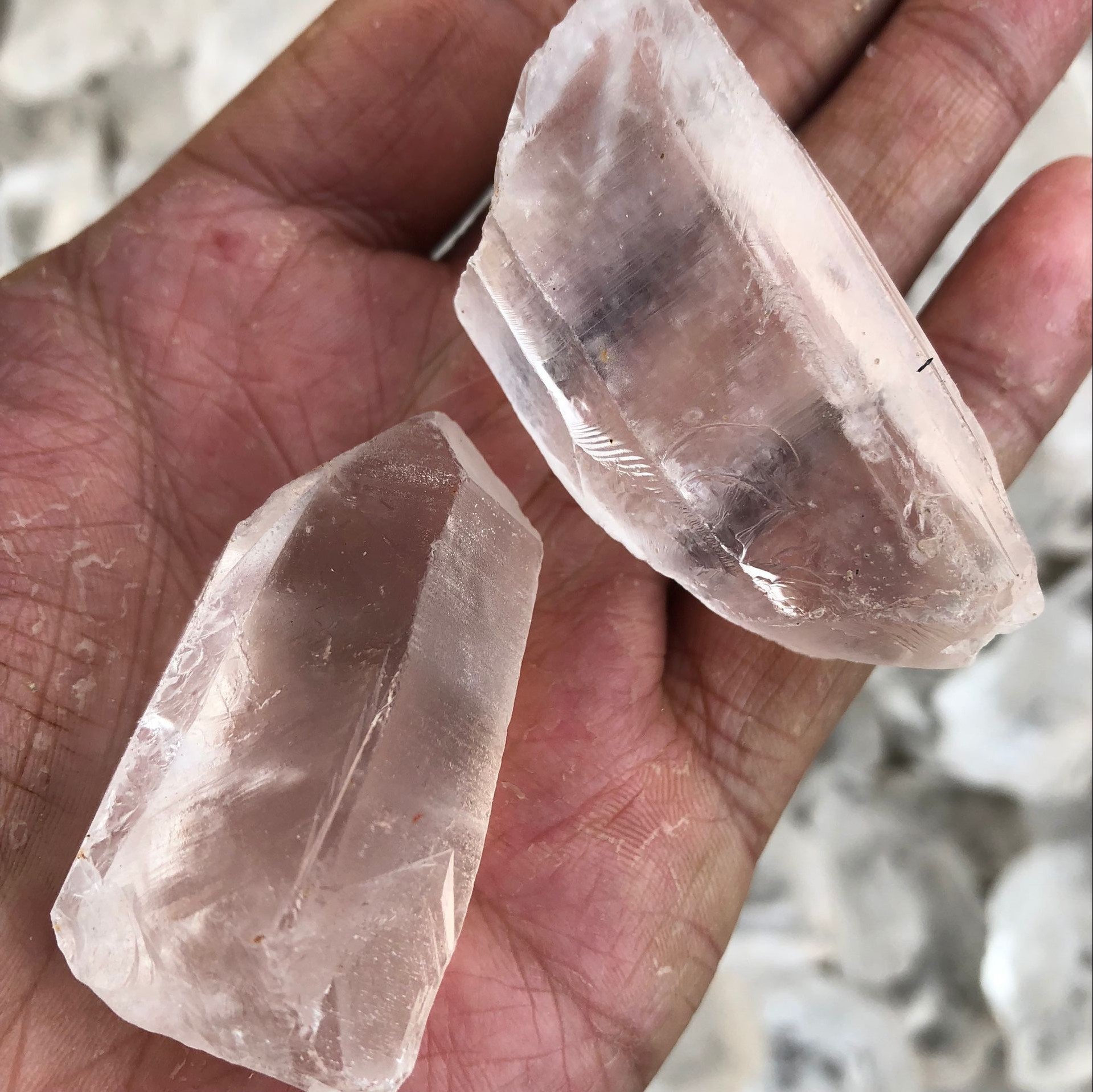Piedra cruda natural de cristal blanco pequeño cuerpo de azúcar de roca piedra cruda grande se puede pulir y procesar de primera mano