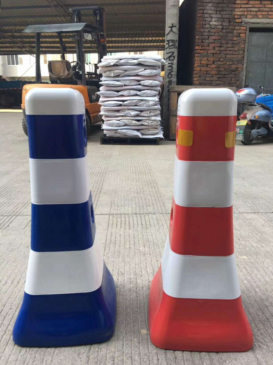蓝白塑料隔离墩 红白小水马围栏护栏道路分流反光路障警示防撞桶