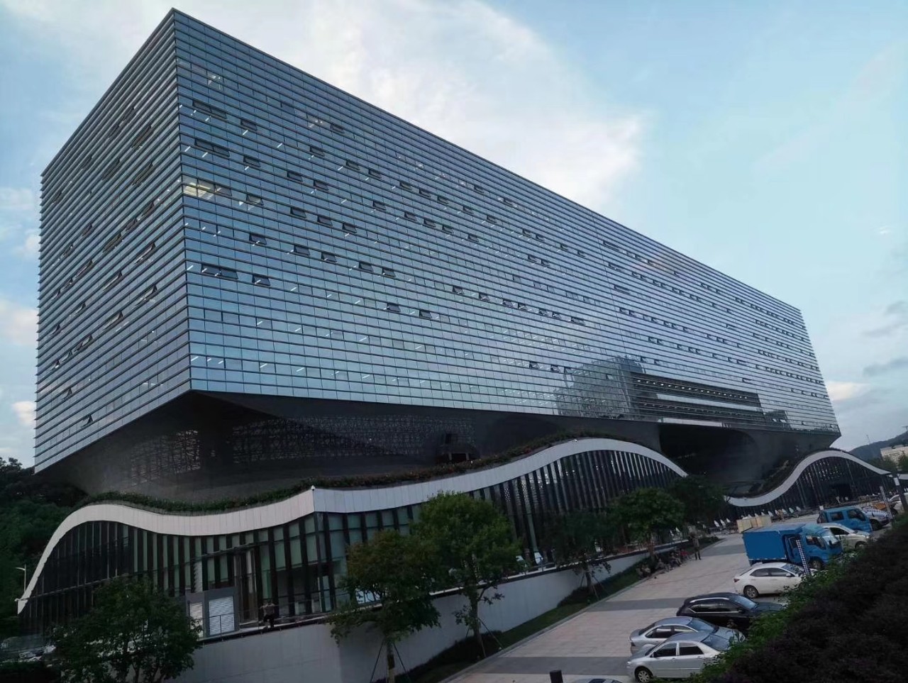 直供大型工程外墙干挂板 弧形装饰铝单板 山水图案冲孔板