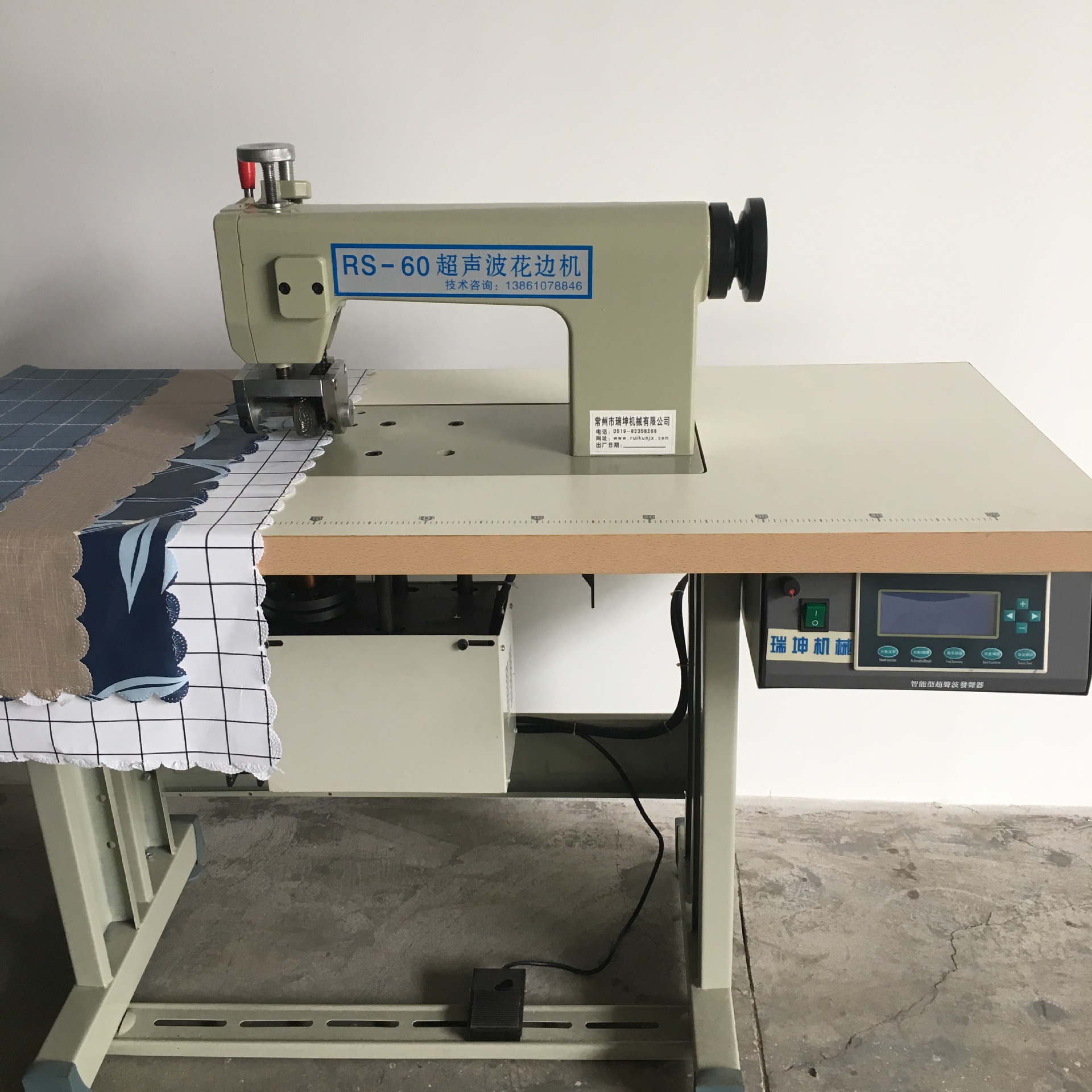 新品批发PVC桌布压花机 各种化纤布料 无纺布超声波花边机