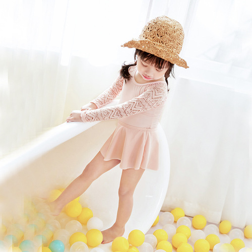 Baby girl's sun-protective, long-sleeved, lace one-piece swimsuit for Korean parent-child swimming, suitable for vacation and mother-daughter beachwear.