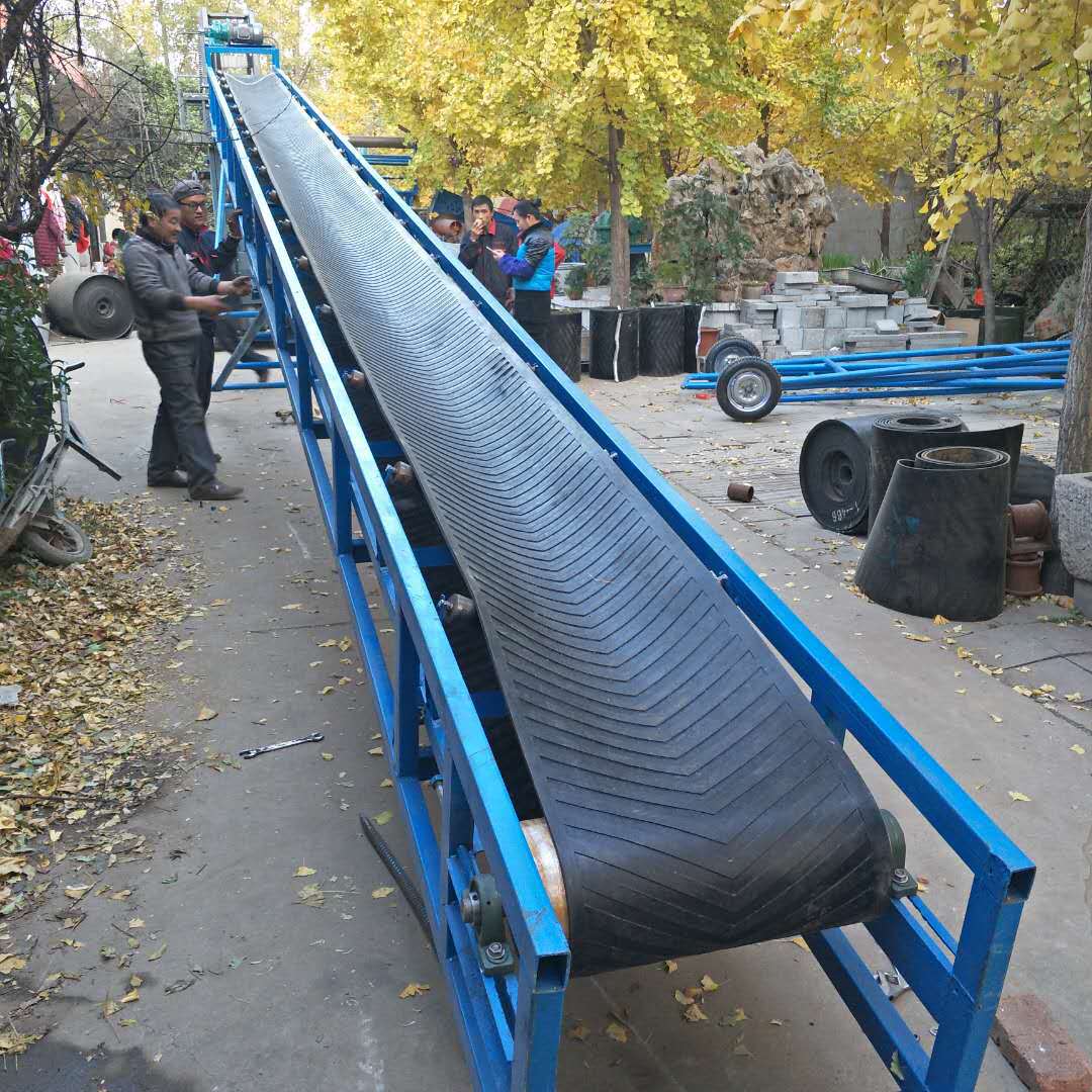 砂糖橘装车分拣多功能皮带输送机 桶装水加角铁格挡皮带输送机