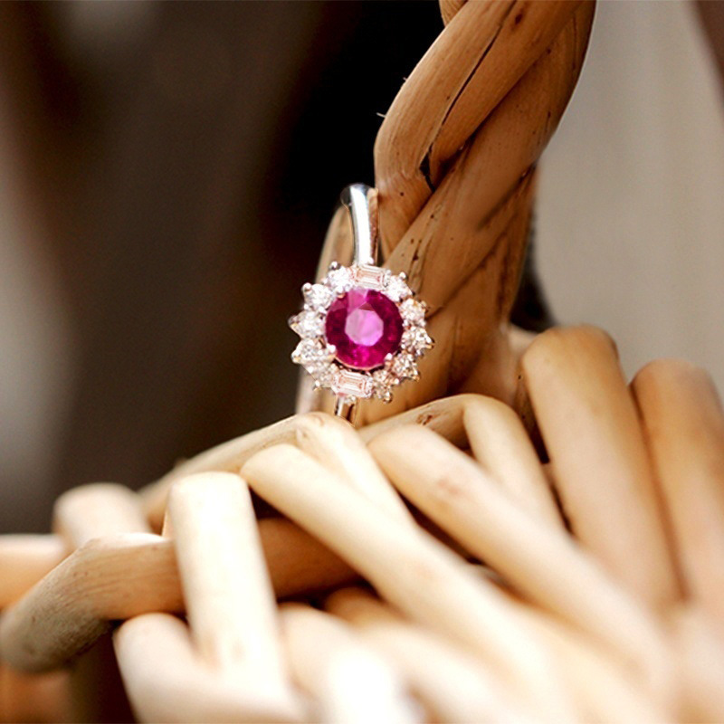 Creative New Retro Red Zircon Ladies Flower Shaped Copper Ring Hand Jewelry display picture 2