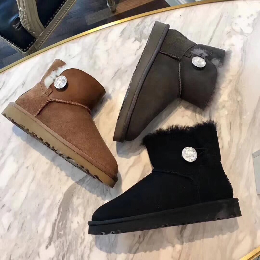 2018冬季新款羊皮毛一体雪地靴女短筒宝石水钻扣羊毛靴防水翻毛皮