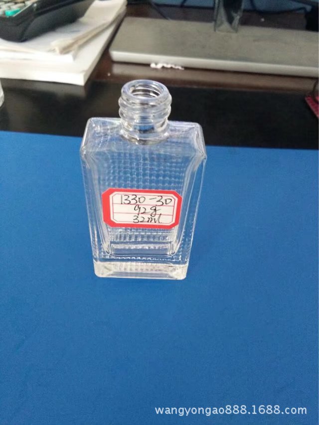 销售各规格螺口瓶 精油瓶 香水瓶可配套