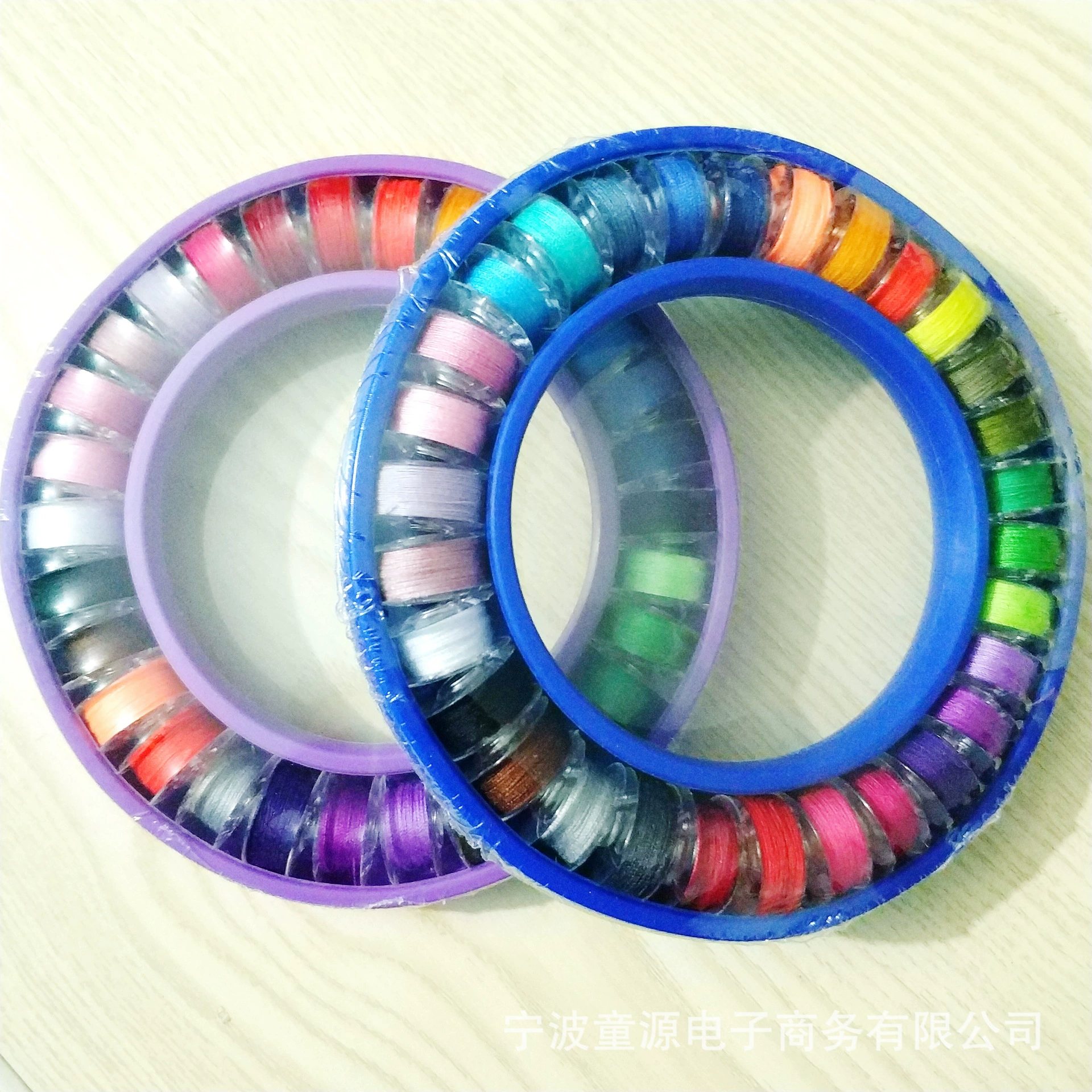 Коробка для хранения шпульок с 30-цветными пластиковыми шпульками в виде радуги, кольцо для хранения шпульок для шитья.