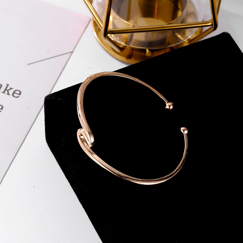 A1611 nueva pulsera creativa pulsera abierta de la onda del metal exquisita dama torcida mano AliExpress